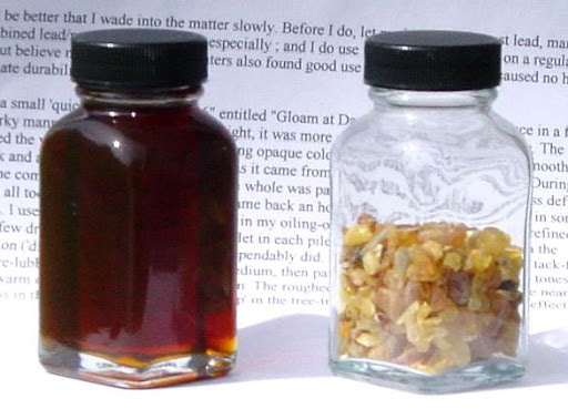 Copál gyanta és a belőle készült olajlakk üvegben